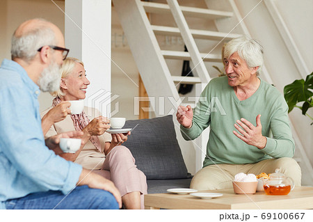 Senior people drinking tea 69100667
