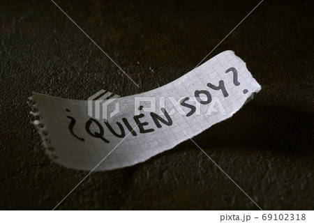 question who am I in spanish in a piece of paper 69102318