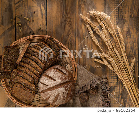 loaf of bread top view 69102354