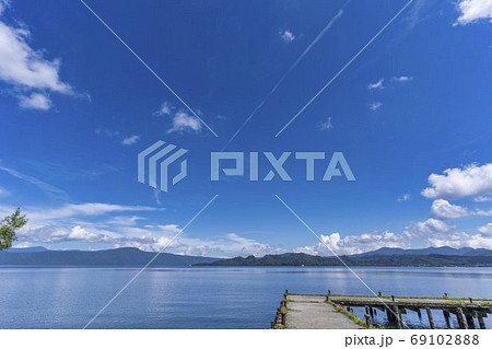 夏の十和田湖と青空　青森県十和田市 69102888