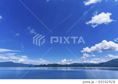 夏の十和田湖と青空　青森県十和田市 69102928