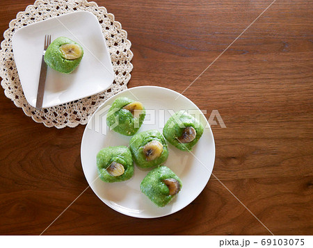 赤ちゃんの離乳食にも使えるほうれん草とバナナの蒸しパンの写真素材