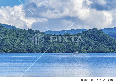 夏の十和田湖と青空 青森県十和田市 夏の十和田湖と青空 青森県十和田市 69103346