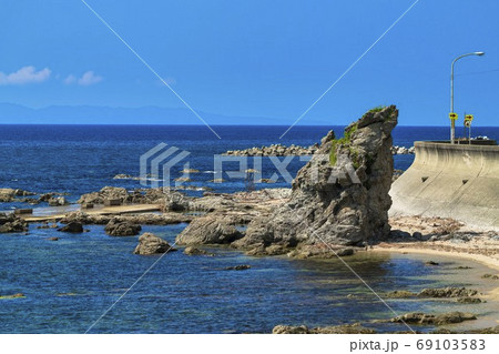 快晴の笹川流れと青い海 新潟県村上市 快晴の笹川流れと青い海 新潟県村上市 69103583