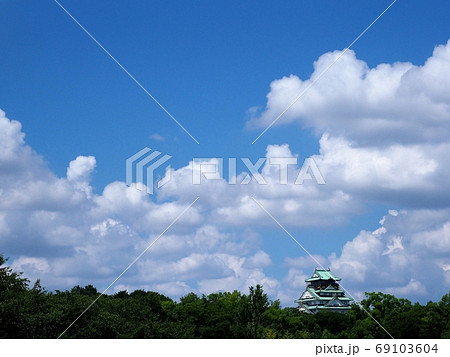 大阪城上空を流れる晩夏の雲 大阪城上空を流れる晩夏の雲 69103604