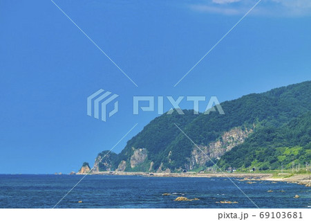 快晴の笹川流れと青い海 新潟県村上市 快晴の笹川流れと青い海 新潟県村上市 69103681