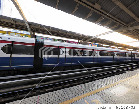 バンコク・BTS国立競技場駅 停車中のスカイトレイン 車両 69103703