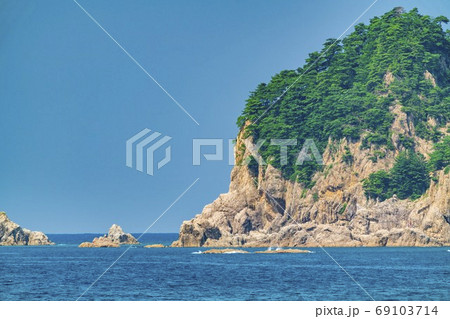 快晴の笹川流れと青い海 新潟県村上市 快晴の笹川流れと青い海 新潟県村上市 69103714