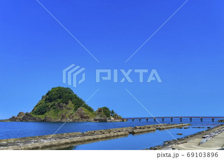 夏の由良海岸と白山島　山形県鶴岡市 69103896