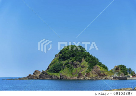夏の由良海岸と白山島　山形県鶴岡市 69103897