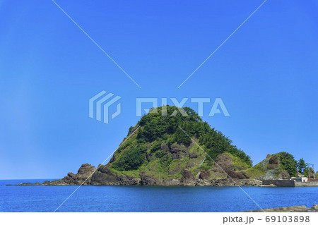 夏の由良海岸と白山島　山形県鶴岡市 69103898