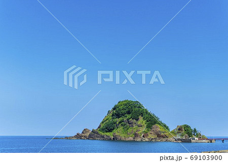 夏の由良海岸と白山島　山形県鶴岡市 69103900