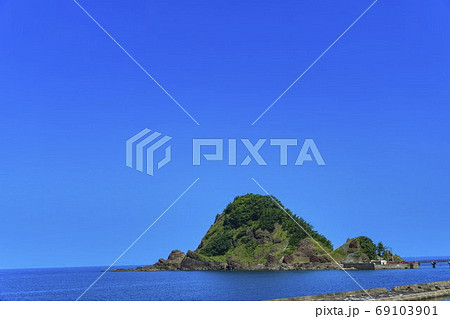夏の由良海岸と白山島　山形県鶴岡市 69103901