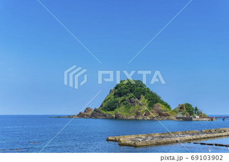 夏の由良海岸と白山島　山形県鶴岡市 69103902