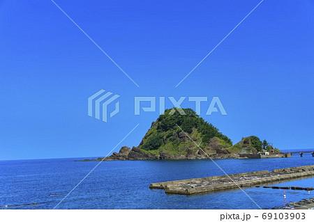 夏の由良海岸と白山島　山形県鶴岡市 69103903
