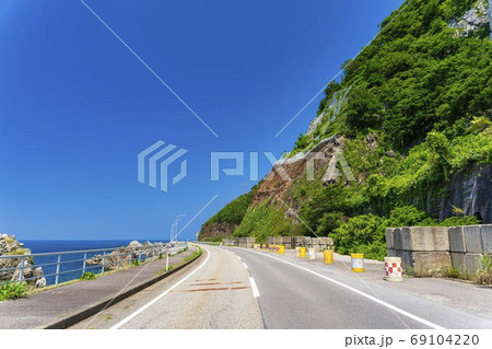 快晴の笹川流れと国道345号線 芦谷岩礁群前 新潟県村上市の写真素材