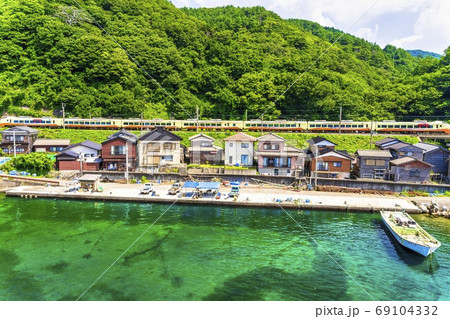 夏の脇川漁港と特急いなほ　新潟県村上市 69104332