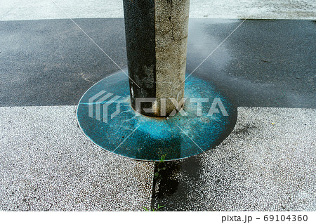 雨に濡れたコンクリートの地面の写真素材