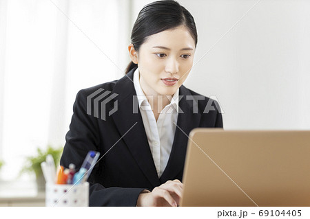 オンラインで就活をする女性 リモート面接 69104405