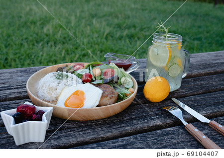 目玉焼きハンバーグのランチプレート 69104407