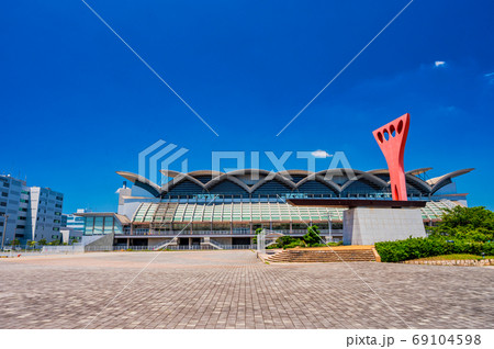 夏の青空と博多港マリンメッセ福岡の眺め【福岡市】 69104598