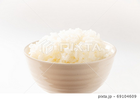 茶碗に入れられたごはん。 茶碗に入れられたごはん。 69104609