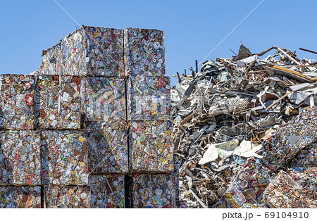 山積みされる空き缶と鉄屑 山積みされる空き缶と鉄屑 69104910