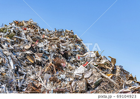 山積みされる廃棄物 69104923