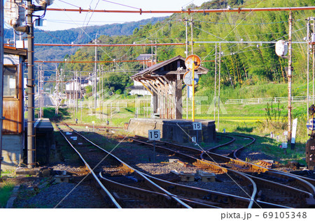 スイッチバックの線路に夕方の長い影が伸びる一畑口駅の風景 ... 島根県 出雲市（晴れ） 69105348