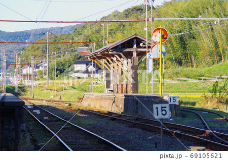 島式のプラットホームに秋の西日が当たる長閑な一畑口駅の風景 ... 島根県 出雲市（晴れ） 69105621