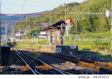 島式のプラットホームに秋の西日が当たる長閑な一畑口駅の風景 ... 島根県 出雲市（晴れ） 69105622