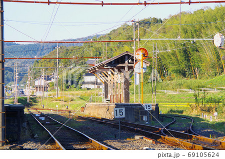島式のプラットホームに秋の西日が当たる長閑な一畑口駅の風景 ... 島根県 出雲市(晴れ) 島式のプラットホームに秋の西日が当たる長閑な一畑口駅の風景 ... 島根県 出雲市(晴れ) 69105624