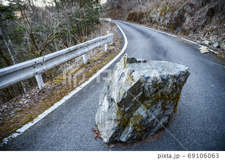 林道を塞ぐ巨大な落石の写真素材 [69106063] - PIXTA