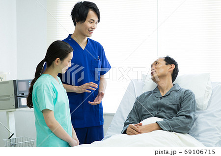 入院患者と医療従事者 入院患者と医療従事者 69106715