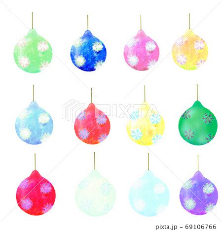 カラフルなクリスマスツリーの飾りのクーゲル 球 の水彩風なイラスト素材集のイラスト素材