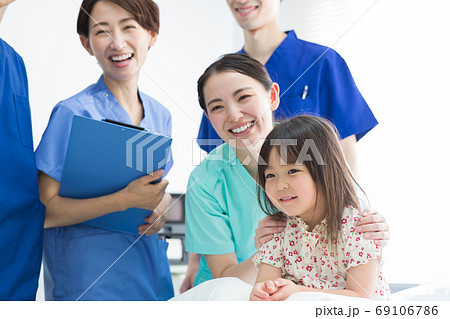 子供と医療従事者 子供と医療従事者 69106786