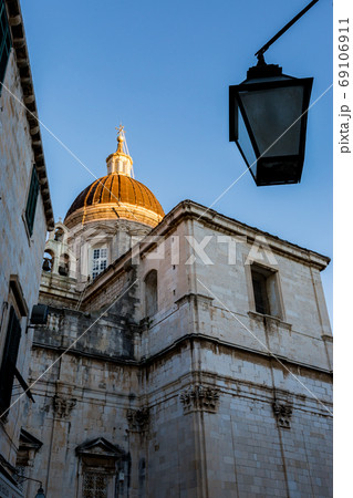 Winter street view, old Dubrovnik city, Croatia 69106911