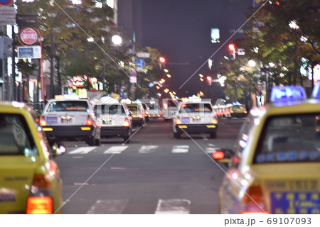 タクシーの車列 69107093