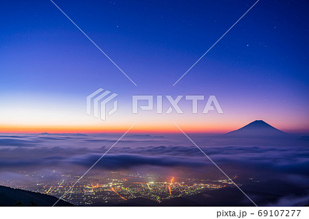 （山梨県）櫛形山から望む、甲府盆地夜景と富士山 69107277