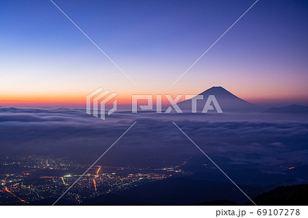 (山梨県)櫛形山から望む、甲府盆地夜景と富士山 (山梨県)櫛形山から望む、甲府盆地夜景と富士山 69107278