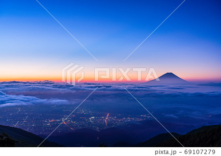 （山梨県）櫛形山から望む、甲府盆地夜景と富士山 69107279