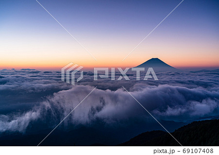 （山梨県）朝焼け・雲海に浮かぶ、富士山 69107408