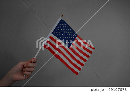 アメリカの国旗を掲げる アメリカの国旗を掲げる 69107878