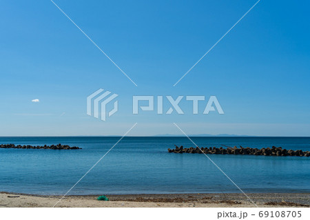 夏の瀬波温泉海水浴場から見た粟島　新潟県村上市 69108705