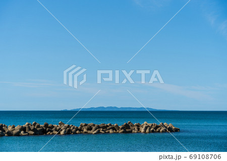 夏の瀬波温泉海水浴場から見た粟島　新潟県村上市 69108706