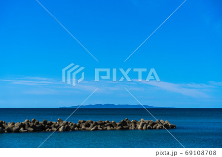 夏の瀬波温泉海水浴場から見た粟島　新潟県村上市 69108708