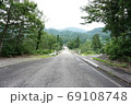 白川郷のまっすぐ続く森の道 69108748