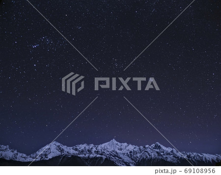 中国雲南省徳欽 梅里雪山と満天の星 stars over Mt. Meili, China 69108956