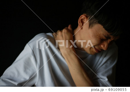 肩こりに悩む男性 69109055