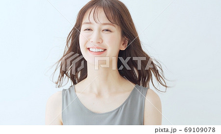 髪をなびかせる女性 69109078